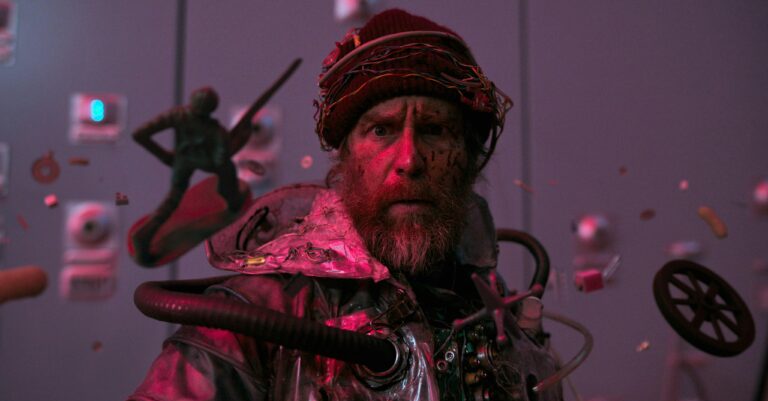 Good Luck, Have Fun, Don’t Die-trailer toont Sam Rockwell in topvorm