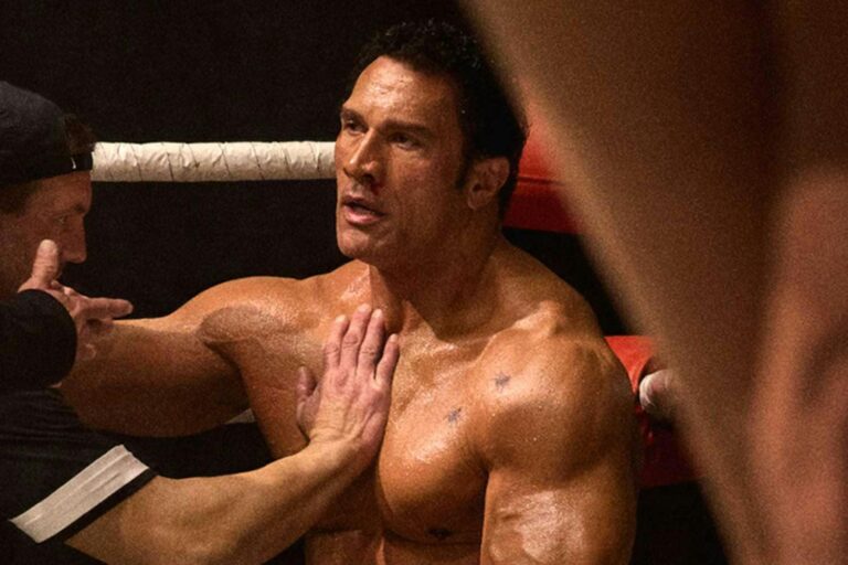 Dwayne Johnson schittert in eerste trailer van The Smashing Machine
