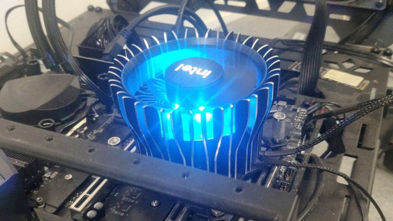 Gelekte foto’s tonen nieuwe Intel-koeler in actie