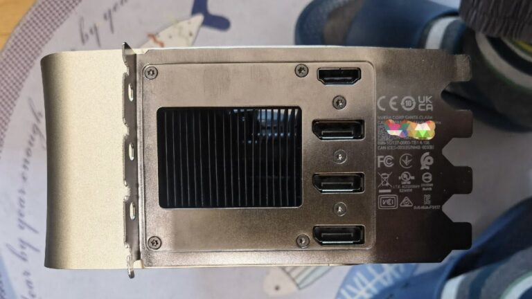 Foto’s van gigantische RTX Titan-videokaart gelekt